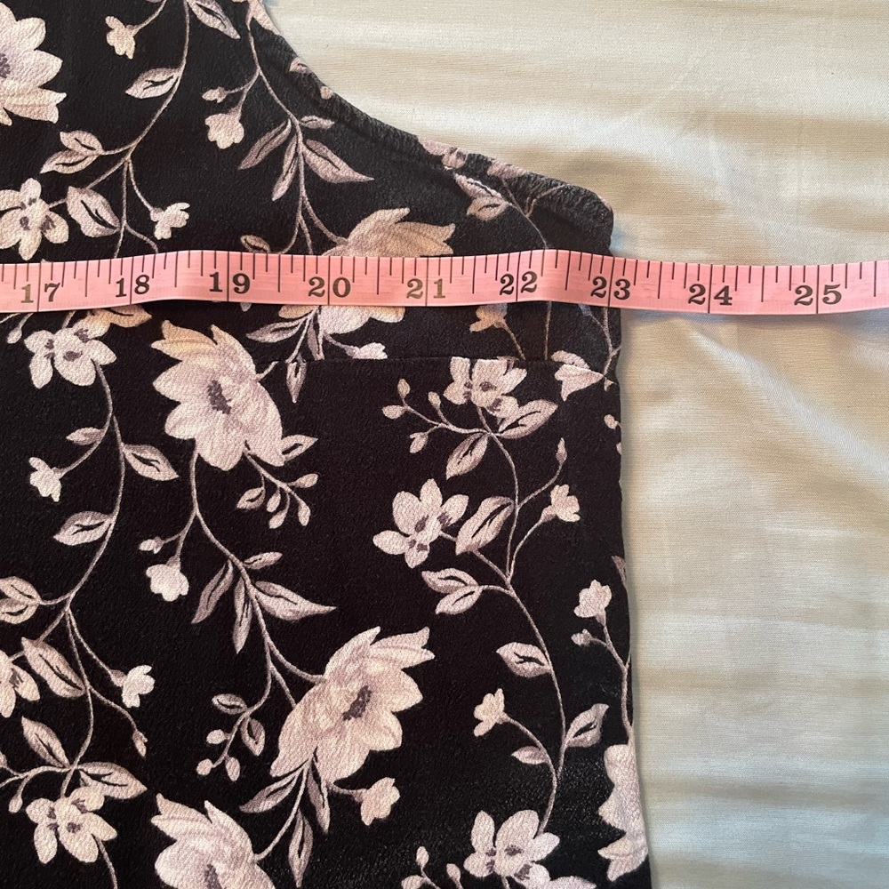 Old Navy Black linen shorts with floral top - Picture 7 of 16